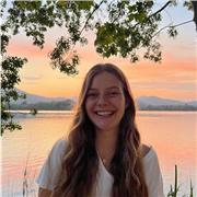 Profesora de apoyo de matemáticas, física, economia y dibujo técnico, tanto de Primária, ESO o Bachiller